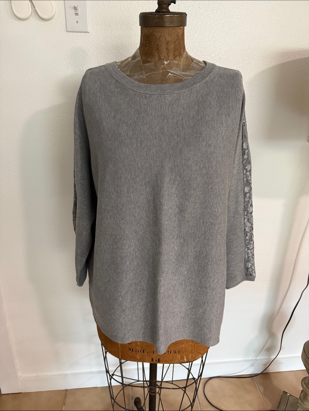 NWT Ellen Tracy Grey Knit Sweater with Lace Sleeve Detail Size XL